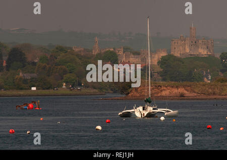 Anzeigen von Warkworth Castle und Fluß Coquet aus Schlendern, Northumberland Stockfoto