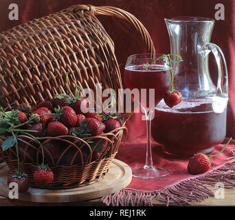 Kalte strawberry Drink auf hölzernen Tisch Stockfoto