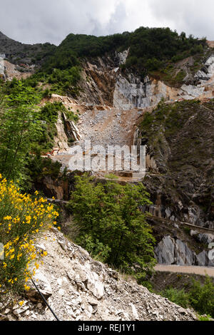 Italien, Toskana, Apuanischen Alpen, Carrara. 13. Juni 2018. Blick in einen Steinbruch. Stockfoto