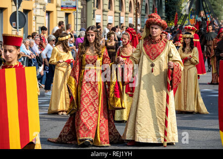 Menschen tragen historische Kleider auf mittelalterlichen Parade - traditioneller Teil der Feierlichkeiten während der jährlichen Weiße Trüffel Festival. Stockfoto