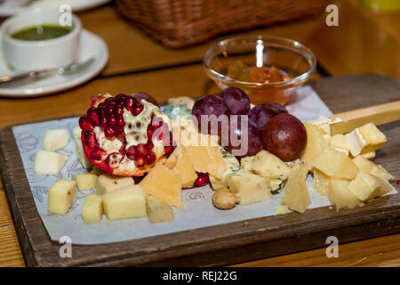 Verschiedene Gerichte und Snacks von Käse auf dem Tisch. Stockfoto