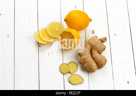 Stillleben mit Ingwer und Zitronen auf weißem Hintergrund Stockfoto