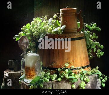 Stillleben mit Bier und Hopfen Stockfoto