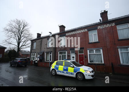 Die Polizei an einem Haus in Arthur Street, kleinen Hebel, Bolton, wo sie untersucht den Tod einer Frau und zwei kleinen Kindern sind. Stockfoto