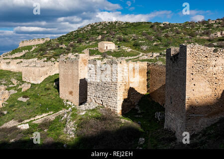 Ein Teil der Mauern der Acrocorinth, die Akropolis des antiken Korinth in Peloponnes, Griechenland bei Sonnenuntergang Stockfoto