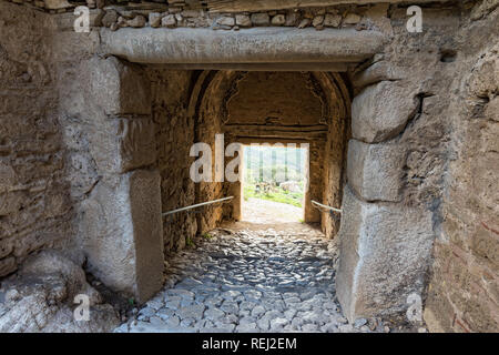 Eines der haupttore der Acrocorinth, die Zitadelle des antiken Korinth in Peloponnes, Griechenland Stockfoto