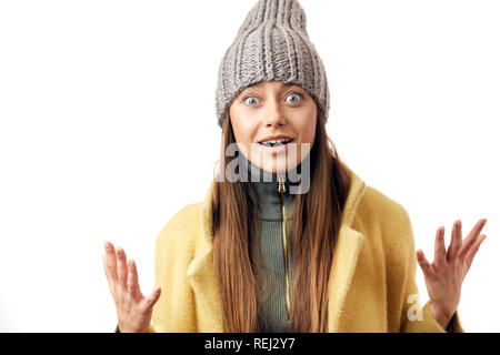 Shoked überrascht schönen Bug eyed Frau in warme Kleidung Stockfoto