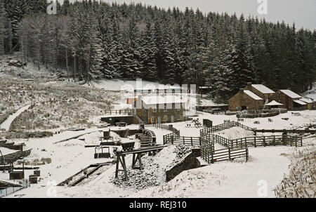 Schnee bedeckt die Killhope Lead Mining Museum in der Grafschaft Durham nach einem Band der winterlichen Wetter brachte Hill Schnee und eine Gefahr der Vereisung in weite Teile des Landes. Stockfoto