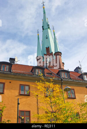 Turm von Klara Kyrka (Kirche der Hl. Klara) steigt über die gestrichenen Häusern, Norrmalm, Stockholm, Schweden, Skandinavien Stockfoto