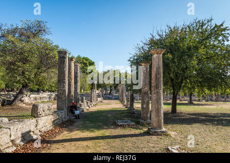 Olympia, Griechenland - 31. Oktober 2017: Zwei Reihen von steinernen Säulen - antiken Säulen an der archäologischen Ausgrabungsstätte von Olympia in Griechenland. Stockfoto