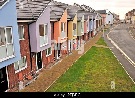 Reihe von erschwinglichen neuen bauen Häuser aus in verschiedenen pastle Farbtöne, Foxhall, Blackpool, Lancashire, UK abgeschlossen Stockfoto