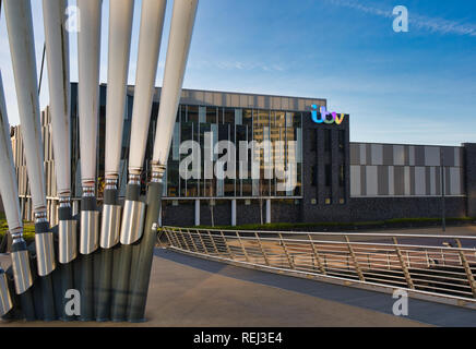 Von ITV Coronation Street Produktion und Media City Fußgängerbrücke über den Manchester Ship Canal, MediaCityUK, Trafford Park, Greater Manchester Stockfoto