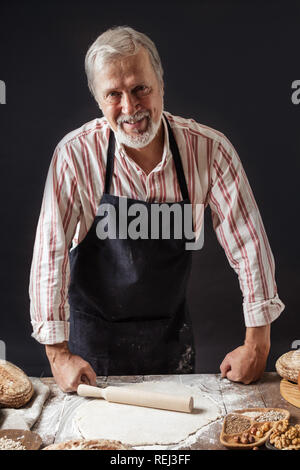 Erfahrene Bäcker Mann Vorbereitung Teig für hausgemachtes Brot in der Küche. Stockfoto