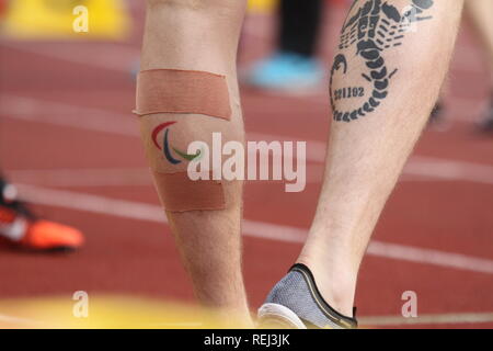 Ein Athlet mit einem IPC (International Paralympic Committee) Tattoo bereitet die Rennen während Para Leichtathletik Europameisterschaften. Credit: Ben Stand Stockfoto