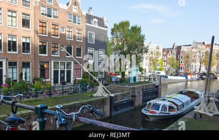 Boot vorbei Obwohl die Sint Antoniesluis (Saint Antonie Lock), Amsterdam, Niederlande, Europa Stockfoto