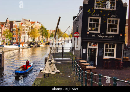 Boot durch Sint Antoniesluis Schleuse und das Krumme Cafe De Sluyswacht ein ehemaliger lock keepers House, Amsterdam, Niederlande, Europa, Stockfoto