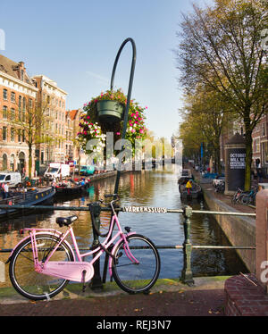 Rosa oben sitzen und Fahrrad auf Varkenssluis (Varkens Lock, Schwein Lock) Brücke, Oudezijds Voorburgwal, Rotlichtviertel, Amsterdam, Holland, Europa beg Stockfoto