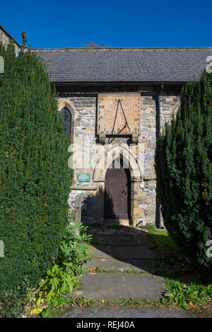 Sonnenuhr an der Außenseite von Eyam Pfarrkirche in diesem historischen Dorf im Peak District National Park, Derbyhsire, England. Stockfoto