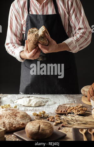 Koch, Frisch gebackenem Sauerteigbrot Stockfoto