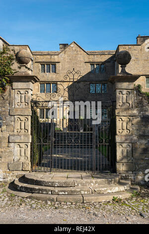 Eyam Hall im historischen Dorf Eyam im Peak District, Derbyshire, England. Stockfoto