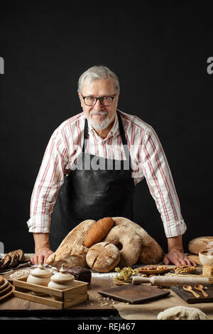 Ältere Menschen zeigen Sortiment der Bäckerei. Hausgemachtes Gebäck, ländlichen Stil Stockfoto
