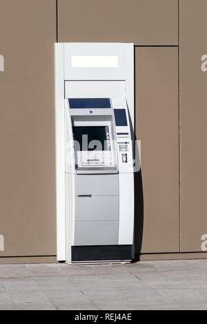 Automatische Bankangestellter außerhalb einer Bank Gebäude auf der Straße für Personal Banking, zurückzuziehen und Bargeld einzahlen Stockfoto