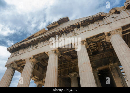 Niedriger Winkel Blick vom Tempel des Hephaestus, antike Agora von Athen, Griechenland Stockfoto