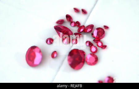 Ein Makro auf eine Sammlung von verschieden große Perlen auf ein leichtes Material Oberfläche Schnitt - 3D-Rendering Stockfoto