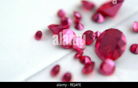 Ein Makro auf eine Sammlung von verschieden große Perlen auf ein leichtes Material Oberfläche Schnitt - 3D-Rendering Stockfoto