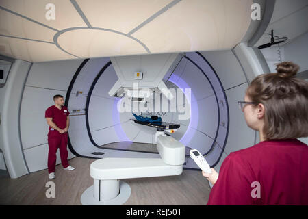 Mittwoch, den 0001. Januar 23, wurden die Radiographen David Kirk (links) und Melissa Bentley (rechts) mit einem Testdummy verpicht, als sie das neue Proton Beam-Therapiezentrum des NHS im Krankenhaus Christie in Manchester als 15-jährige Mason Kettley (nicht abgebildet) vorführten. Wer einen seltenen Hirntumor hat, bereitet sich auf die weltweit führende Behandlung vor. Stockfoto