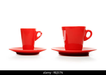 Zwei Kaffeetassen, isoliert auf weißem Stockfoto