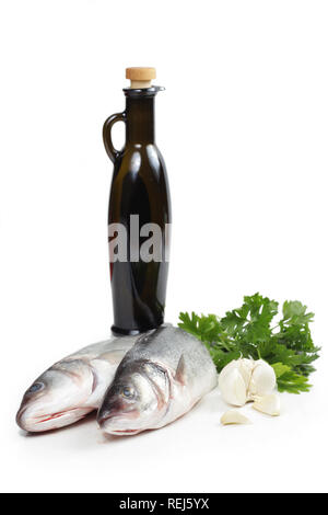 Wolfsbarsch Fisch mit Petersilie, Knoblauch und Olivenöl, isoliert auf weißem Stockfoto