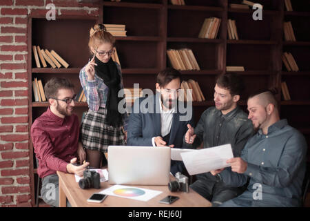 Team von Designern diskutieren Eine neue Werbung Projekt. Stockfoto