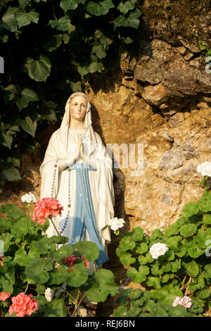 Statue der Jungfrau Maria in der kleinen Höhle Stockfoto