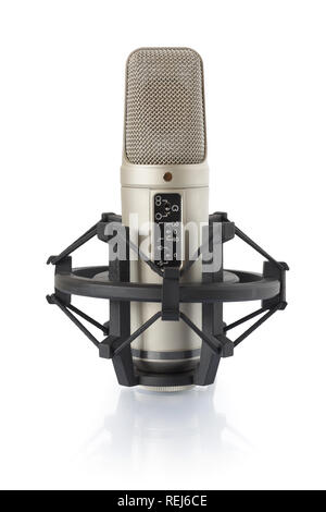 Kondensatormikrofon in Halter, isoliert auf weißem Stockfoto