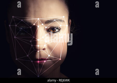 Die Anerkennung eines weiblichen Gesichts durch Schichtung ein Gitter und Lesen durch Scanner. Biometrische Verifikation und Identifikation Stockfoto