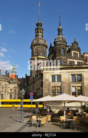 Schinkel cafe in Theaterplatz und Hausmannsturm im Hintergrund, Dresden, Sachsen, Deutschland Stockfoto