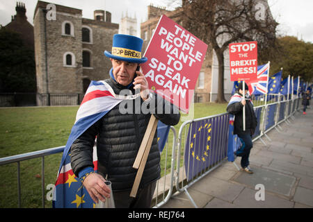 Anti Brexit Mitkämpfer, Steve Bray außerhalb der Häuser des Parlaments in London. Stockfoto