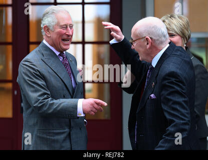 Prinz Charles - als Herzog von Rothesay, während in Schottland bekannt - Uhren als Kenneth Dunsmuir Executive Director bei der Prince's Foundation zeigt Tai Chi während einer Tour von den Dumfries House Gesundheit und Wohlbefinden Zentrum in Cumnock. Stockfoto