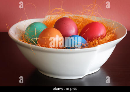 Bemalte Ostereier in weiße Schüssel Stockfoto
