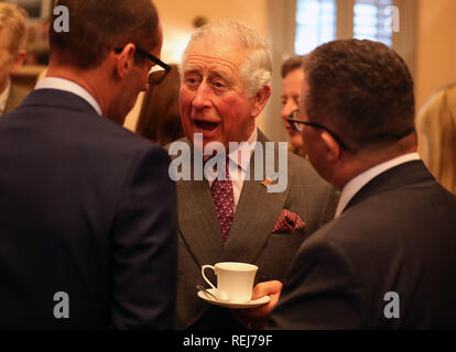 Prinz Charles - als Herzog von Rothesay, während in Schottland bekannt - Chats mit geladenen Gästen vor der Enthüllung einer Gedenktafel Der Dumfries House Gesundheit und Wohlbefinden Zentrum in Cumnock offiziell zu öffnen. Stockfoto