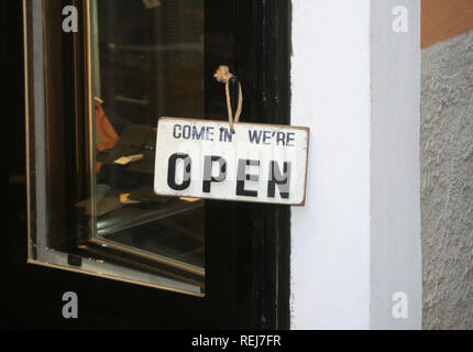 Kommen wir haben geöffnet Schild an der Tür eines Shop Stockfoto