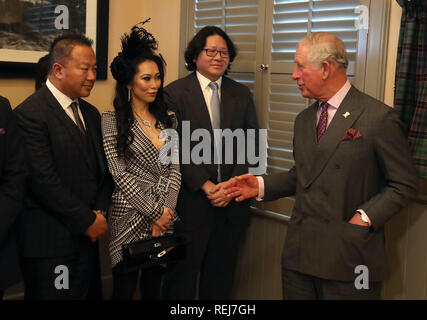 Prinz Charles - bekannt als der Duke of Rothesay, während in Schottland - Chats mit den Gebern Bruno Wang (dritter von links) und Dr. Gabriel Chiu und seine Frau Christine vor der Gedenktafel Enthüllung der Dumfries House Gesundheit und Wohlbefinden Zentrum offiziell eröffnet. Stockfoto