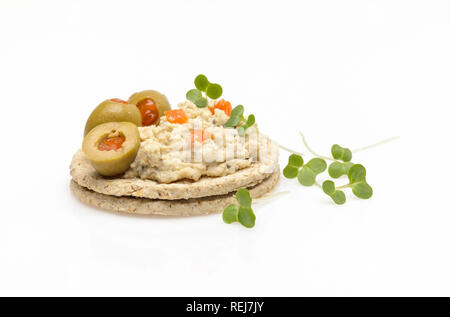 Glutenfreie haferplätzchen mit Hummus oder Stil Houmous, Oliven und Kresse Stockfoto