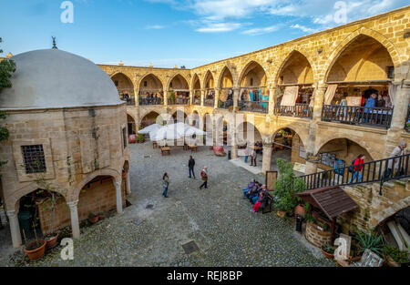 Büyük Han (tolles Hotel) Historische Inn aus dem 16. Jahrhundert, heute ein Einkaufszentrum mit Boutiquen, Cafés und einen Innenhof im Norden von Nikosia, Zypern Stockfoto