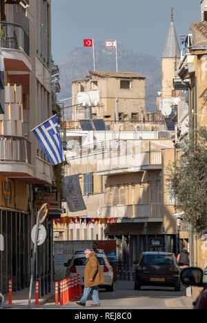 Ein Blick über die Pufferzone in Nikosia, Zypern zwischen der griechisch-zyprischen und der türkisch-zyprischen Seiten der letzten Stadt in Europa geteilt. Stockfoto