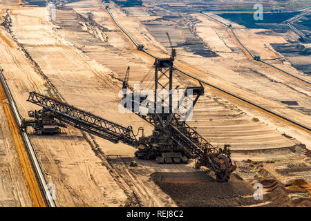 ELSDORF, NRW, Deutschland - 12. AUGUST 2018: Mining Bagger in braunkohlenbergwerk Hambach. Übersicht Abbau fossiler Braunkohle Stockfoto