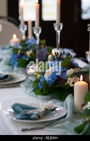 Gedeckter Tisch im Restaurant für eine Hochzeit Abendessen Stockfoto