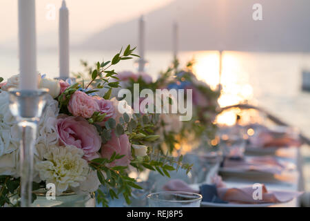 Schön dekorierten Tisch mit Blumen für die Hochzeit Abendessen Stockfoto