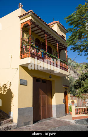 Santa Lucía, Gran Canaria, Spanien - 03. Januar 2018. Schönes Haus und Balkon im kleinen Dorf Santa Lucía in Gran Canaria. Stockfoto